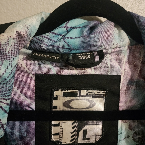 Gently used Oakley snowboard jacket - Picture 5 of 6